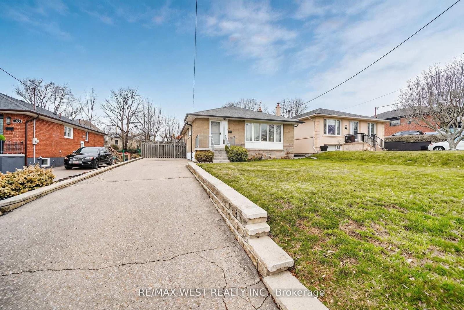 32 Deevale Road, Toronto, ON — photo 2