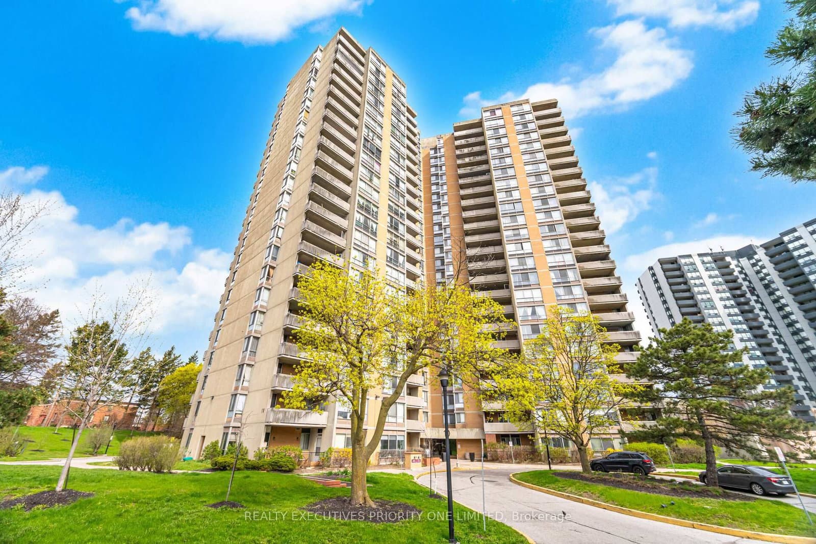 1013 - 10 Martha Eaton Way, Toronto, ON — photo 2