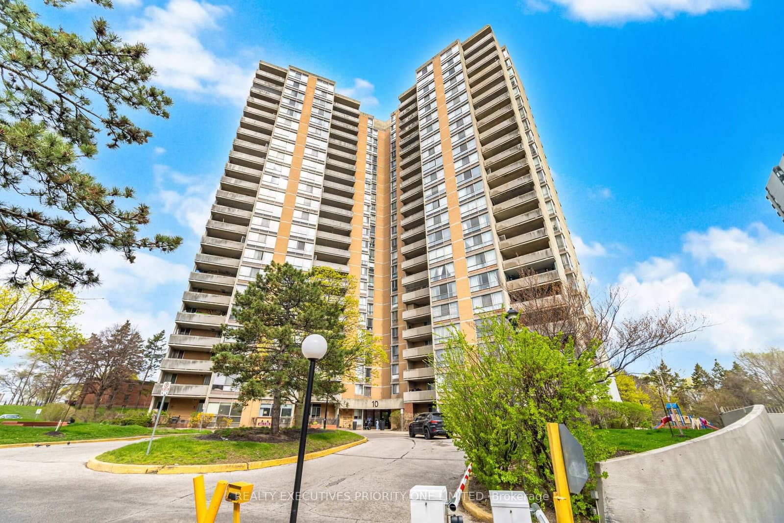 1013 - 10 Martha Eaton Way, Toronto, ON — photo 3