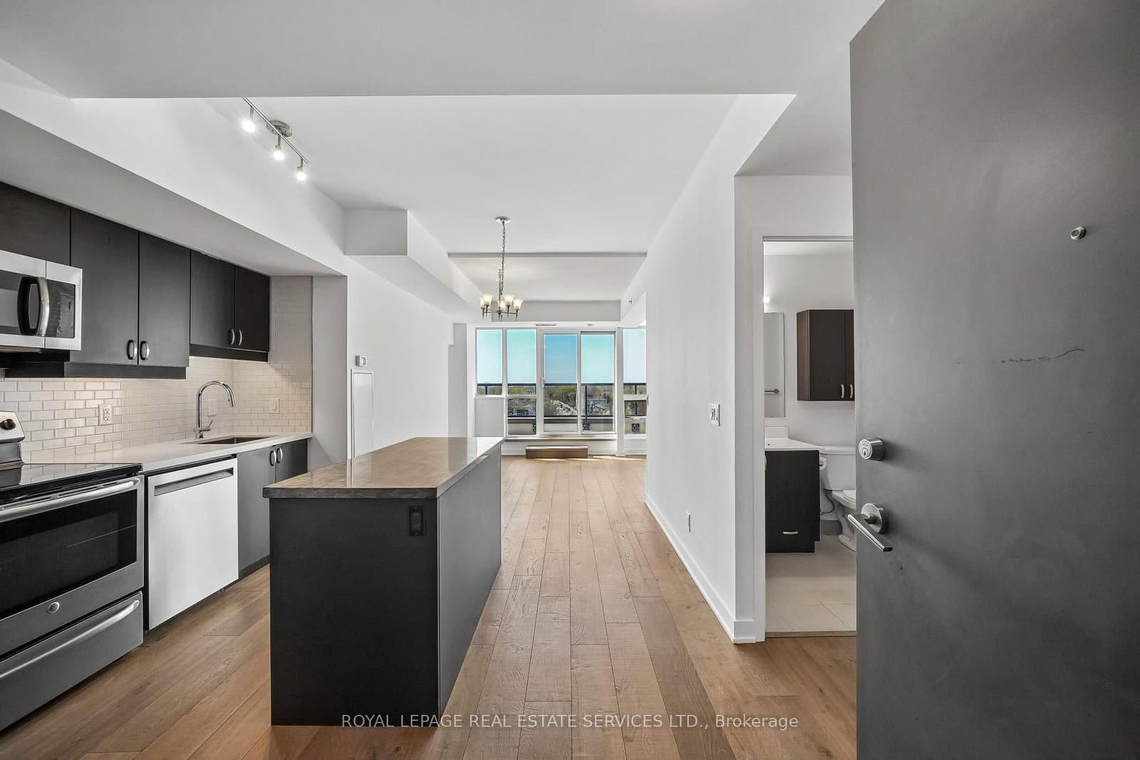 906 - 11 Superior Avenue, Toronto, ON — photo 3