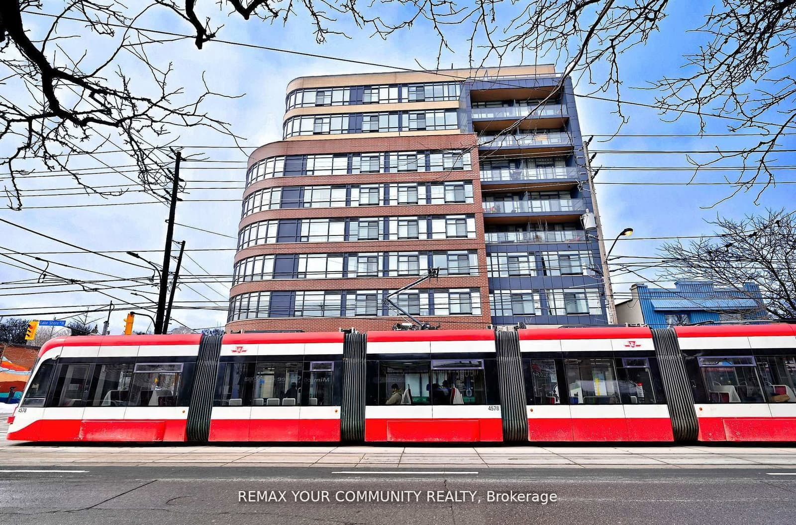 907 - 11 Superior Avenue, Toronto, ON — photo 2