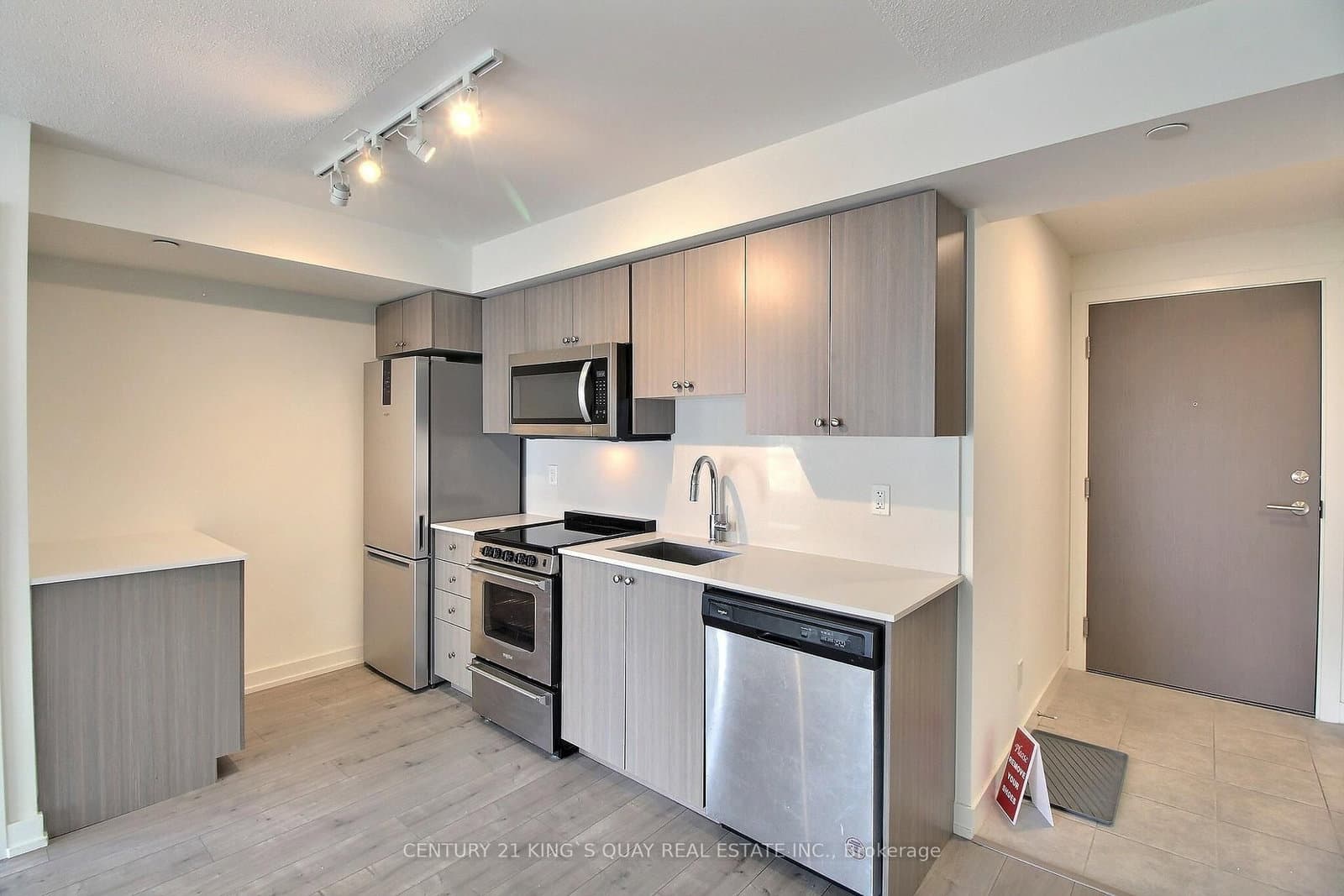 907 - 10 Wilby Crescent, Toronto, ON — photo 2