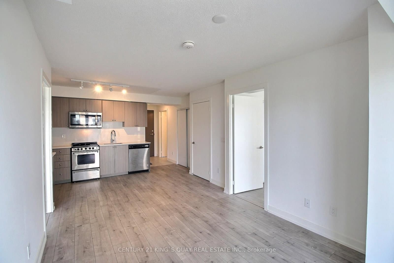 907 - 10 Wilby Crescent, Toronto, ON — photo 3