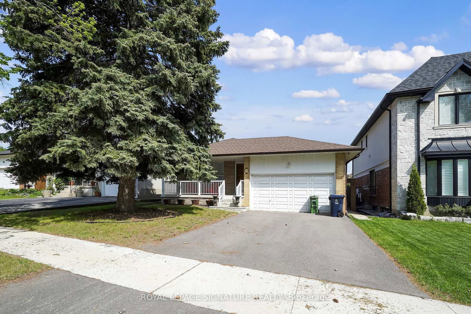 22 Hamptonbrook Drive, Toronto, ON