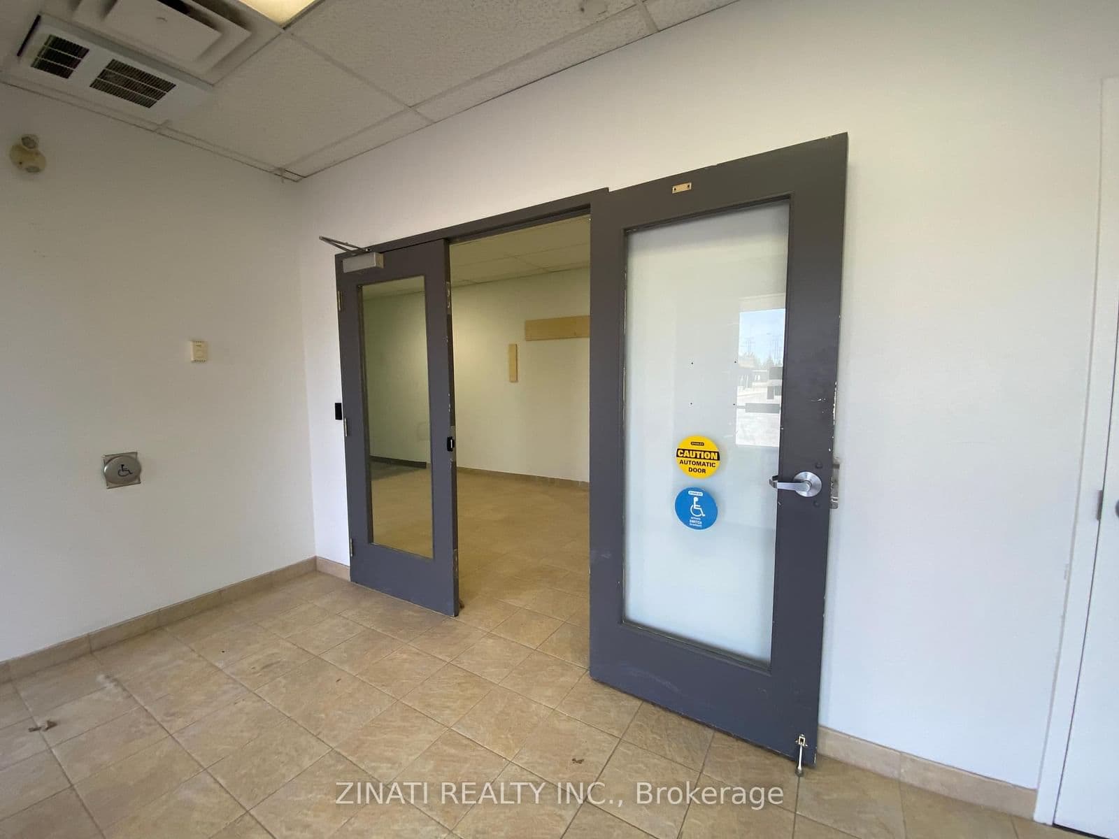 200 - 2305 St Laurent Boulevard, Ottawa, ON — photo 3