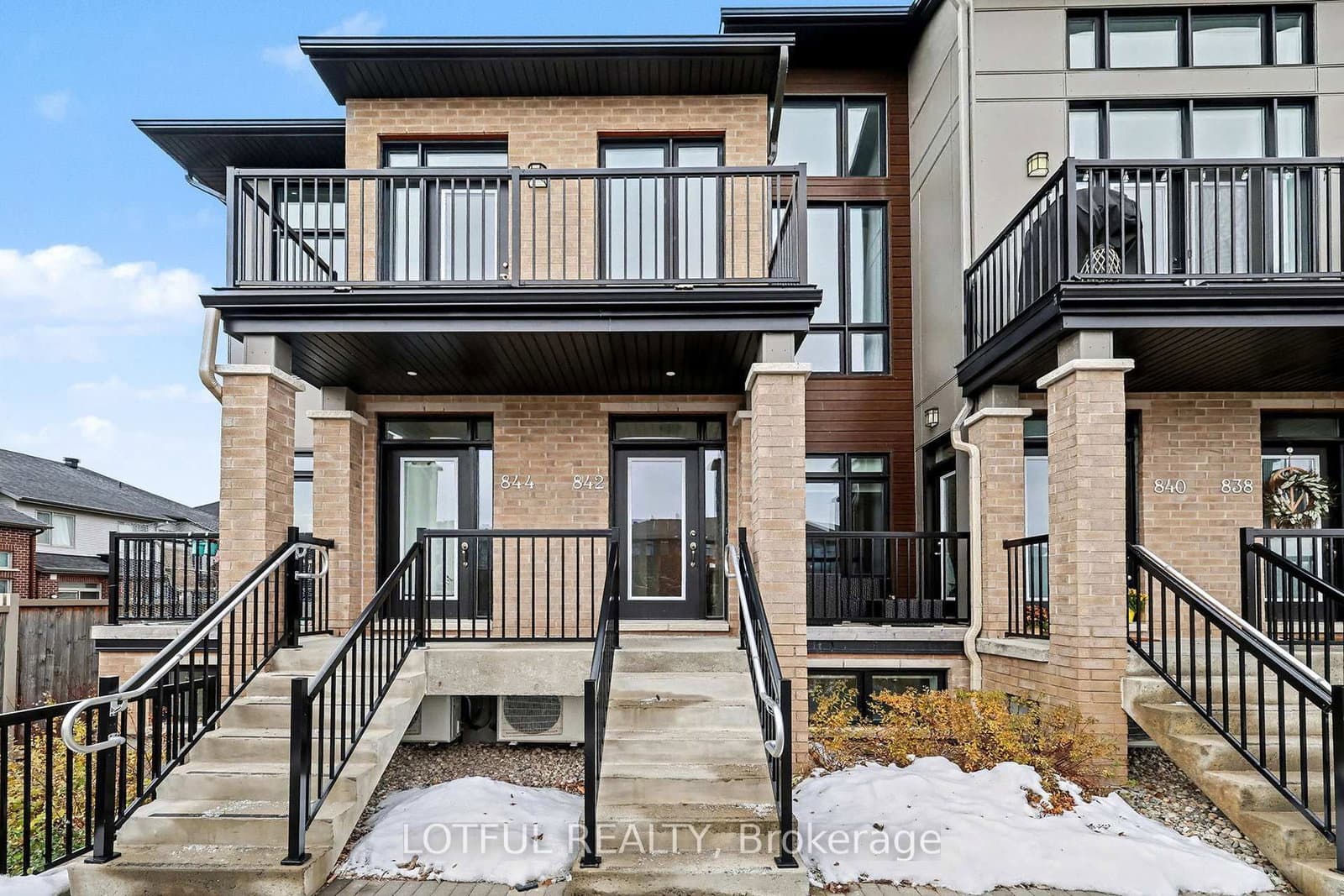 842 Ralph Hennesy Avenue, Ottawa, ON — photo 2