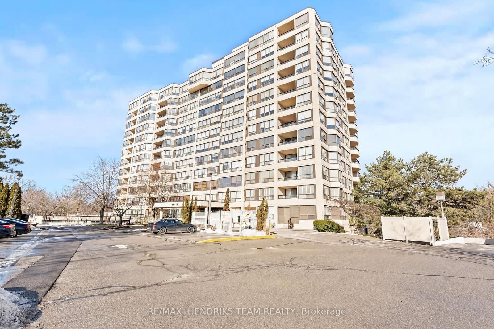 702 - 3 Towering Hts Boulevard, St. Catharines, ON — photo 2