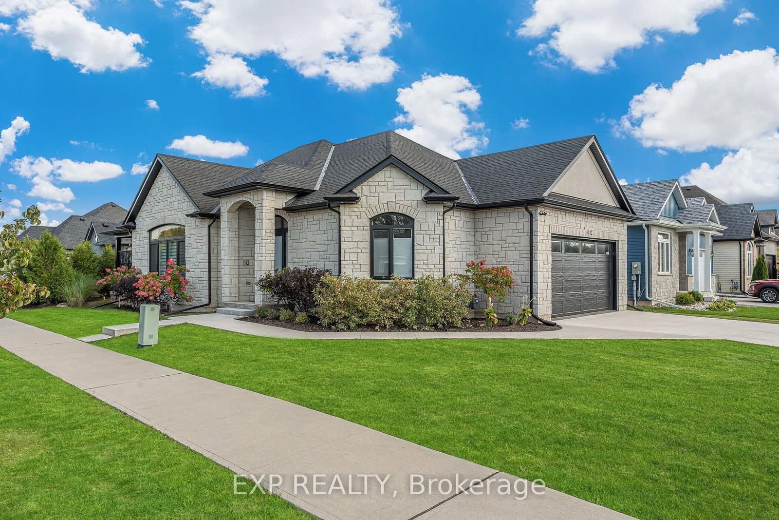 4242 Village Creek Drive, Fort Erie, ON — photo 2