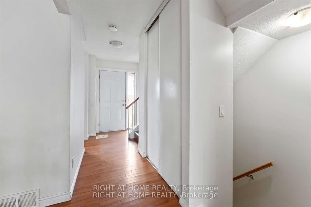 21 - 5 Hadley Circle, Ottawa, ON — photo 2