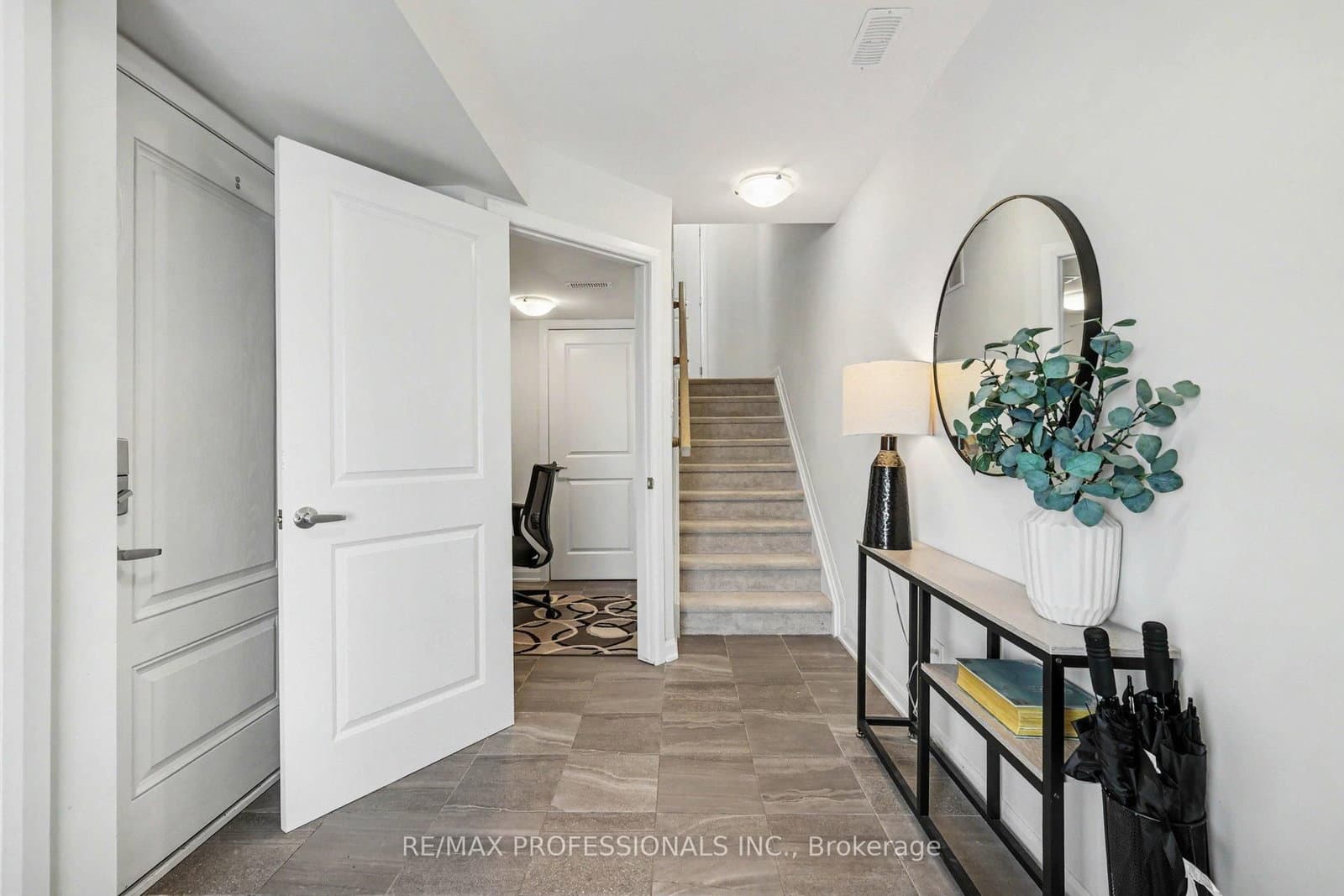 919 LIXNAW Court, Ottawa, ON — photo 3