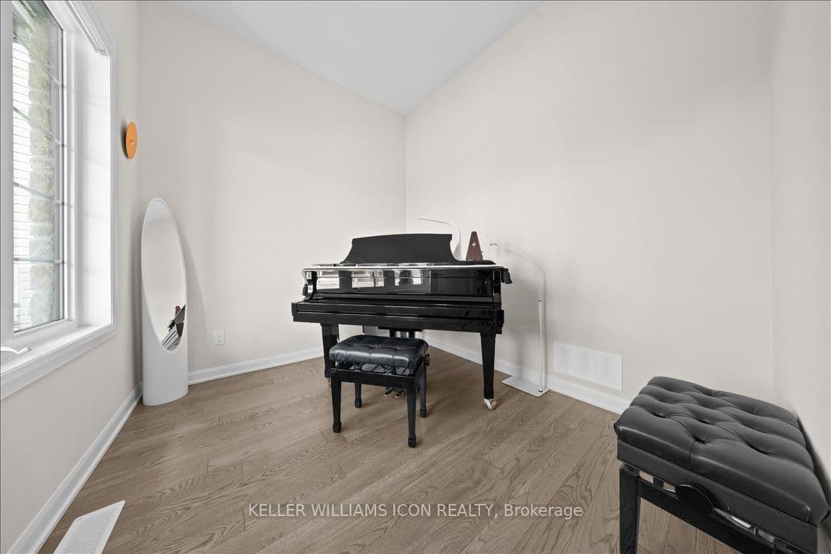 352 Cloyne Crescent, Ottawa, ON — photo 3