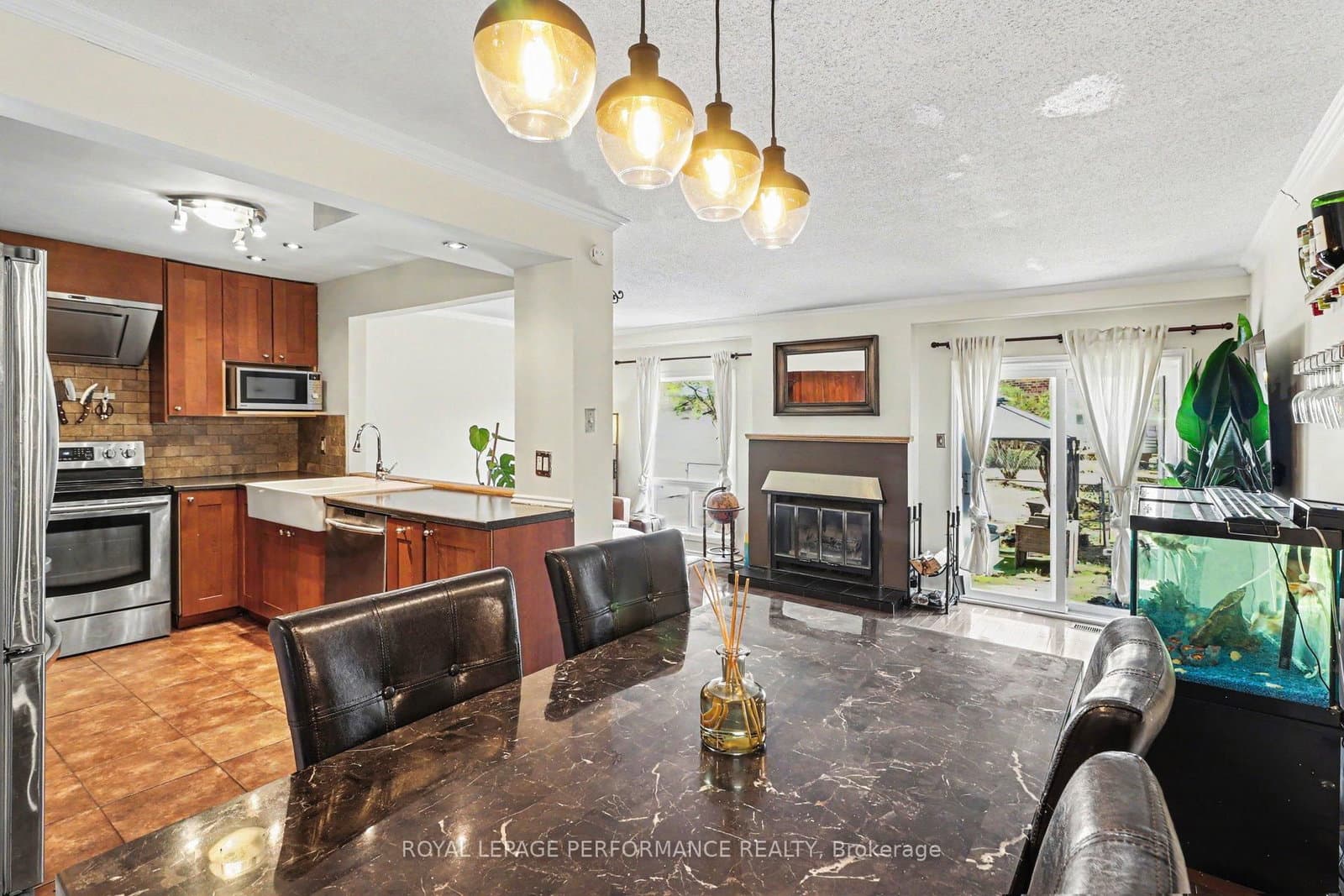 7004 Bilberry Drive, Ottawa, ON — photo 2