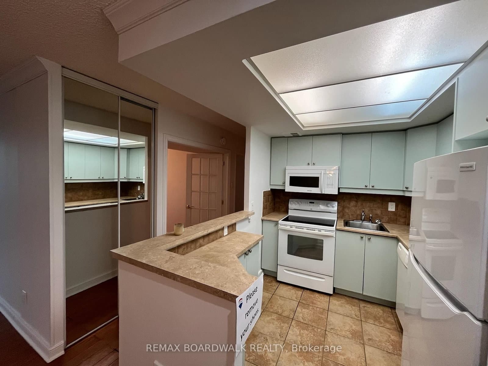 403 - 555 Brittany Drive, Ottawa, ON — photo 3