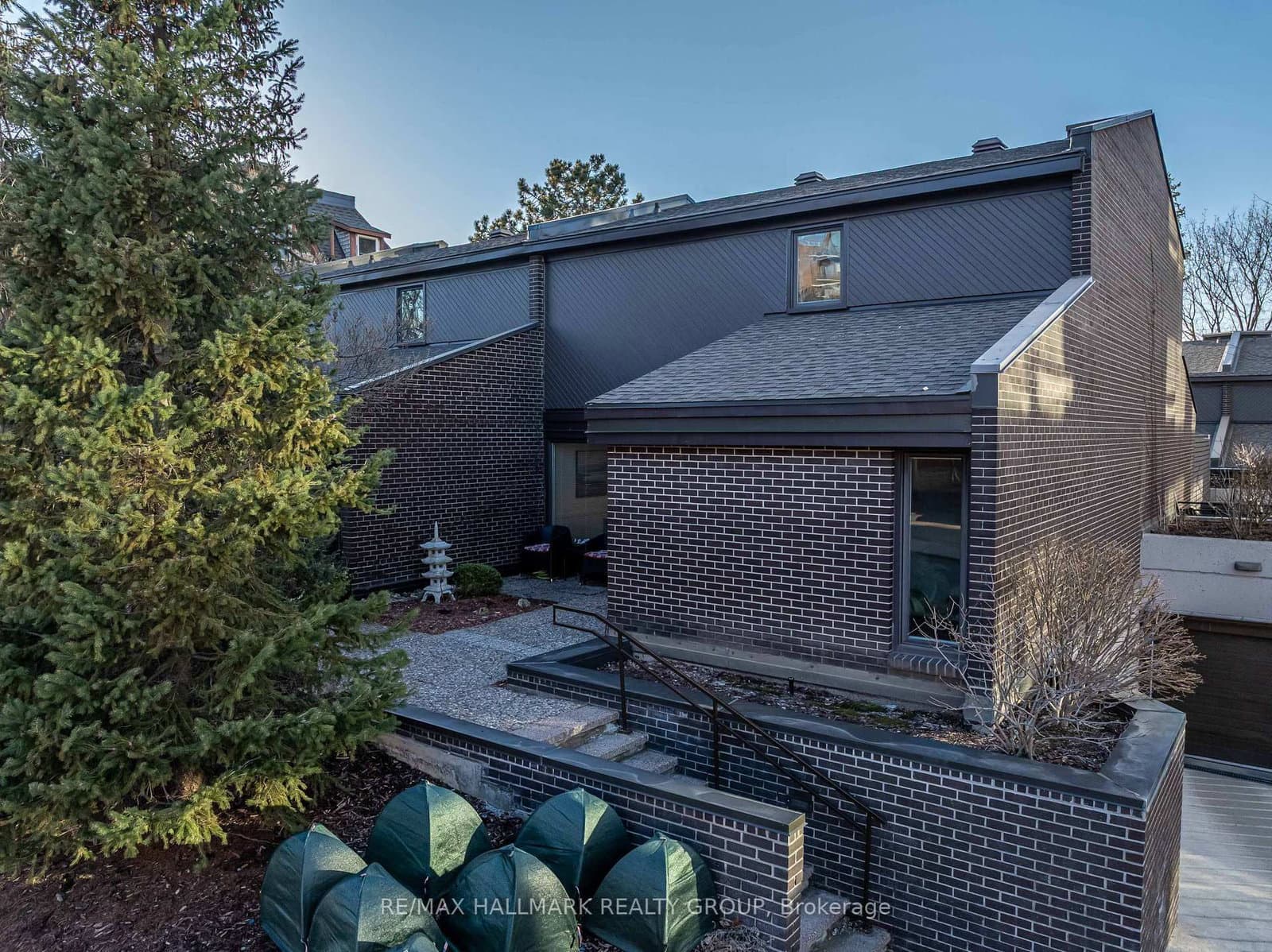 TH2 - 300 Queen Elizabeth Drive, Ottawa, ON — photo 2