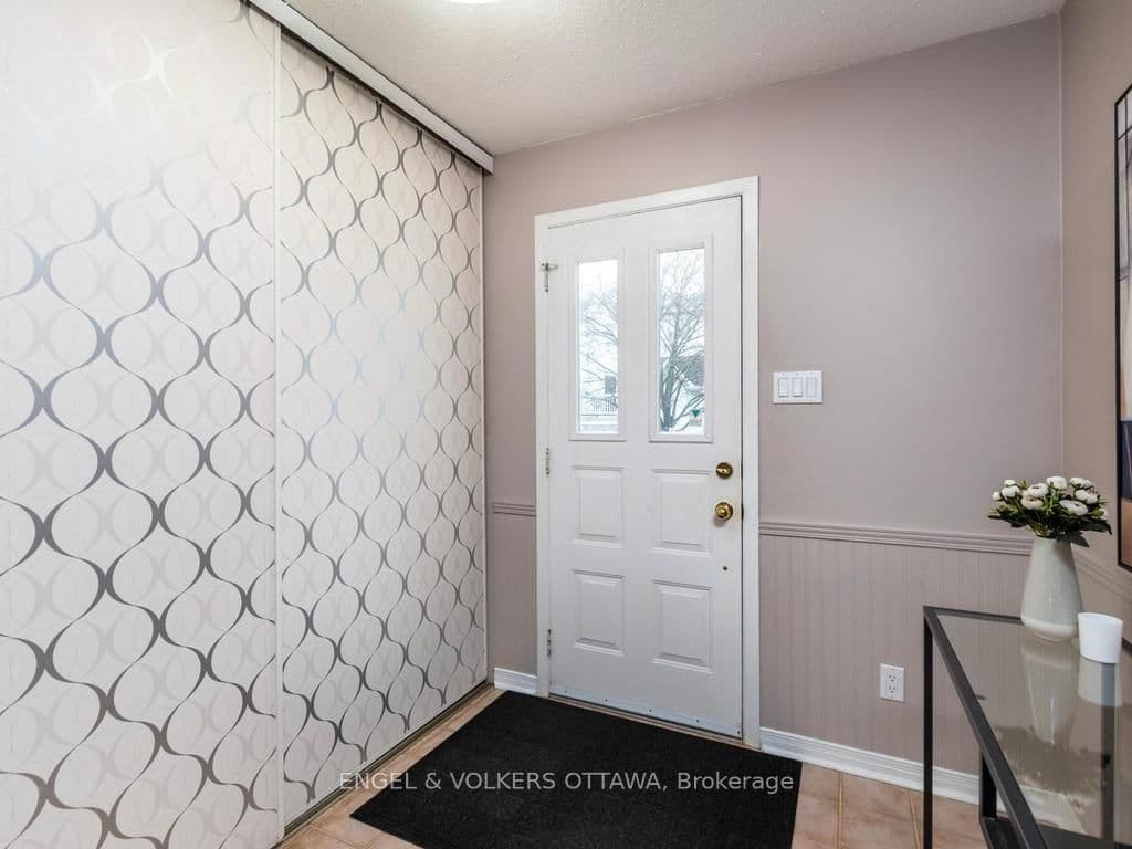 31 Castlegreen Private, Ottawa, ON — photo 2