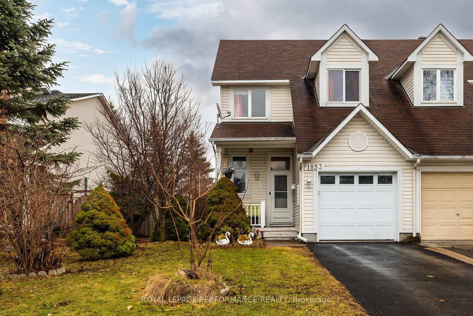 1893 Hennessy Crescent, Ottawa, ON — photo 2