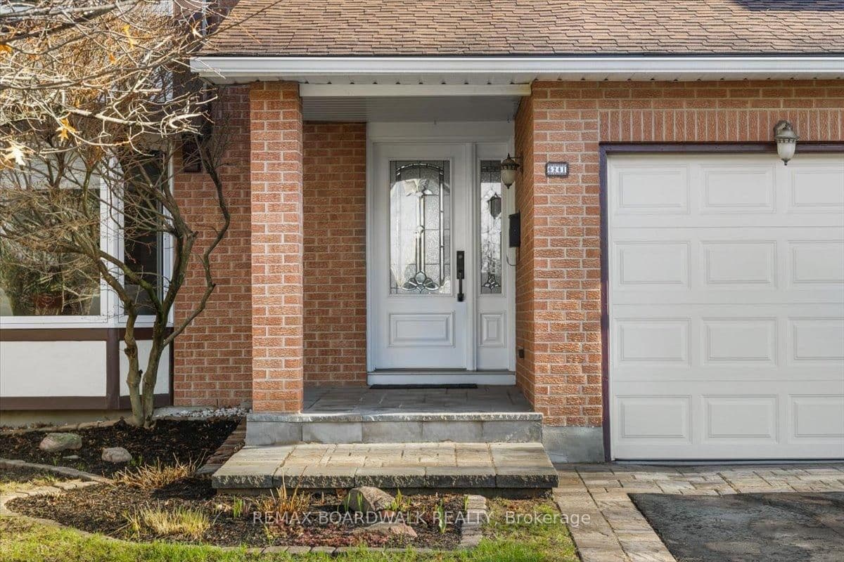 6241 St Albans Court, Ottawa, ON — photo 2