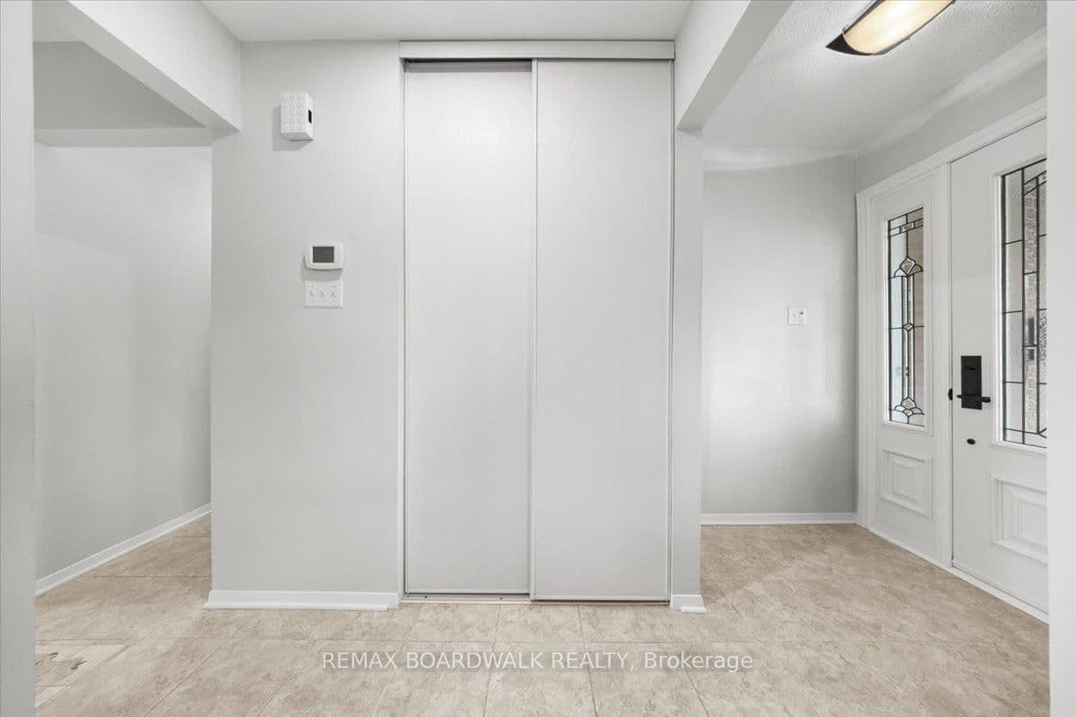 6241 St Albans Court, Ottawa, ON — photo 3