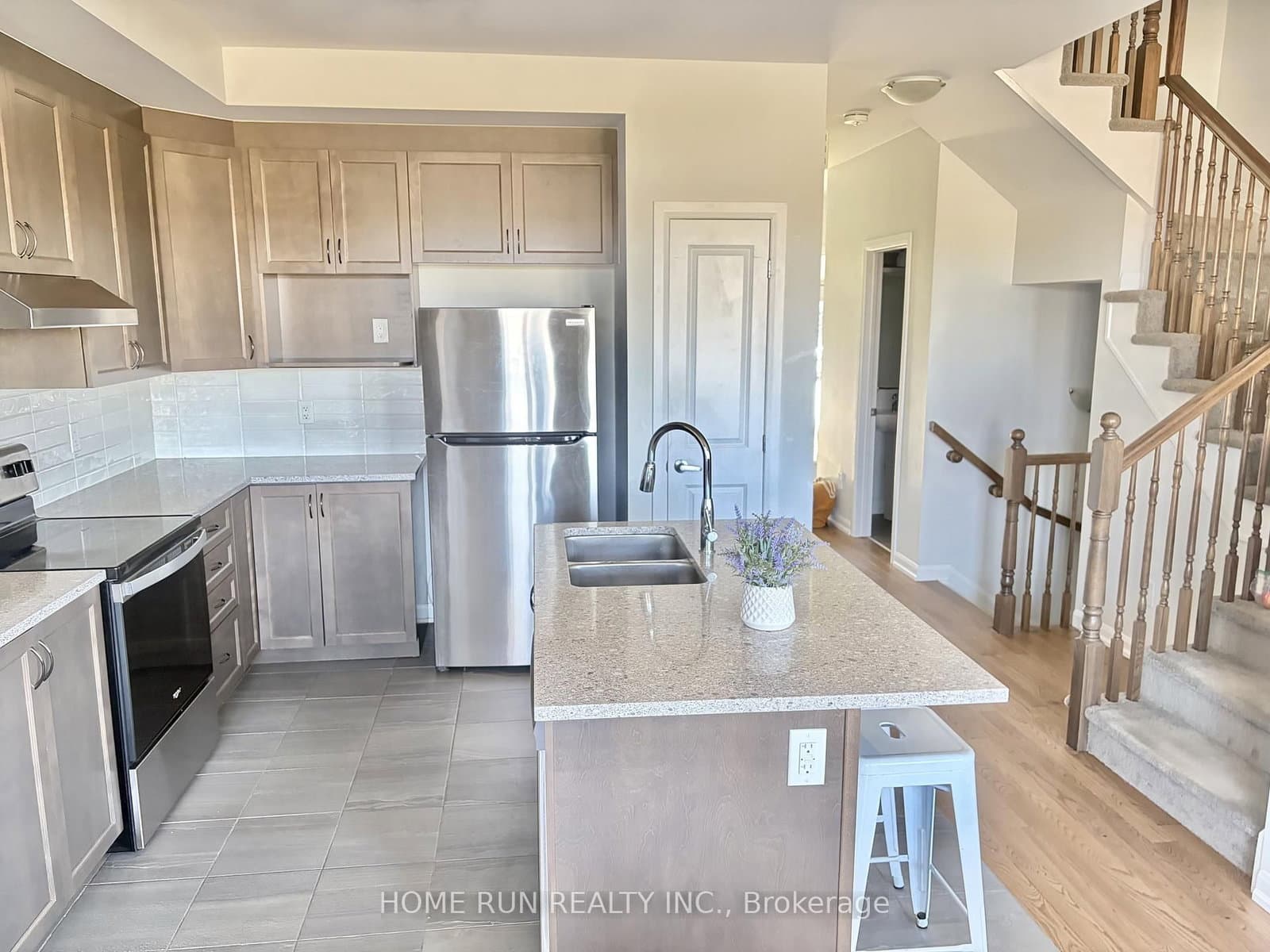 111 TEELIN Circle, Ottawa, ON — photo 2