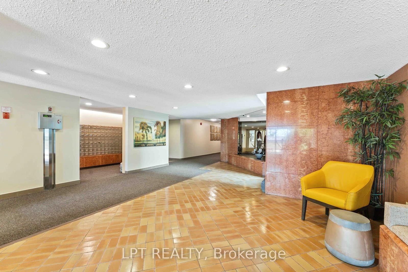 314 - 555 Brittany Drive, Ottawa, ON — photo 2