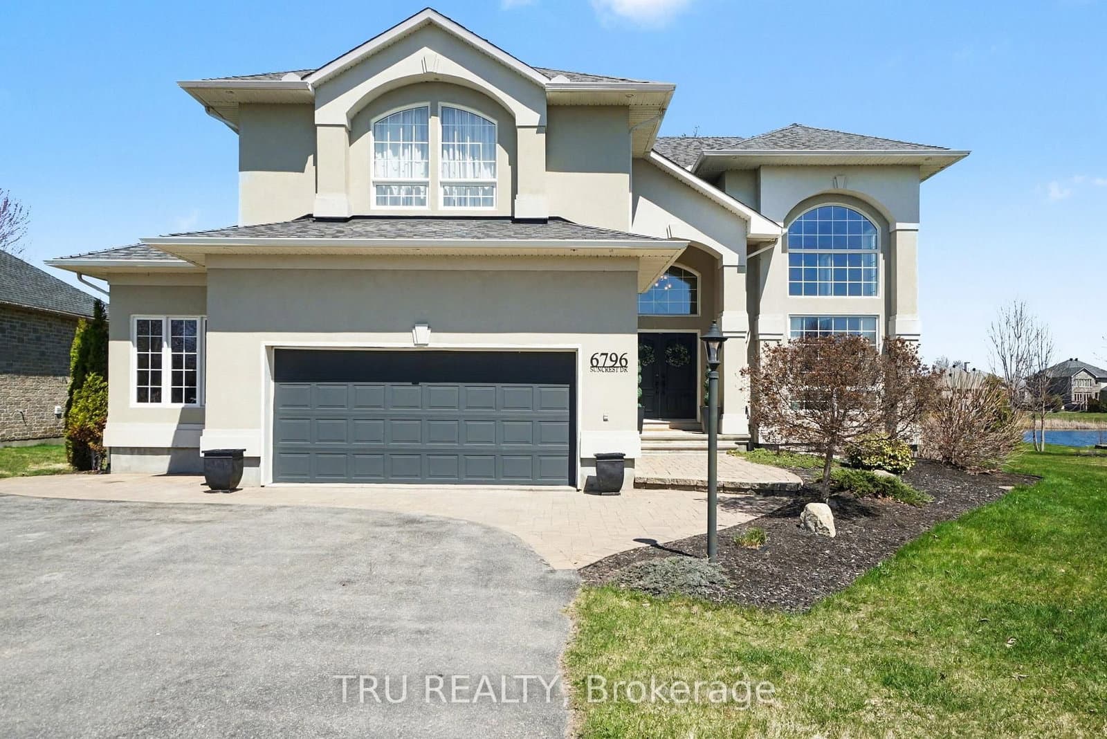 6796 Suncrest Drive, Ottawa, ON