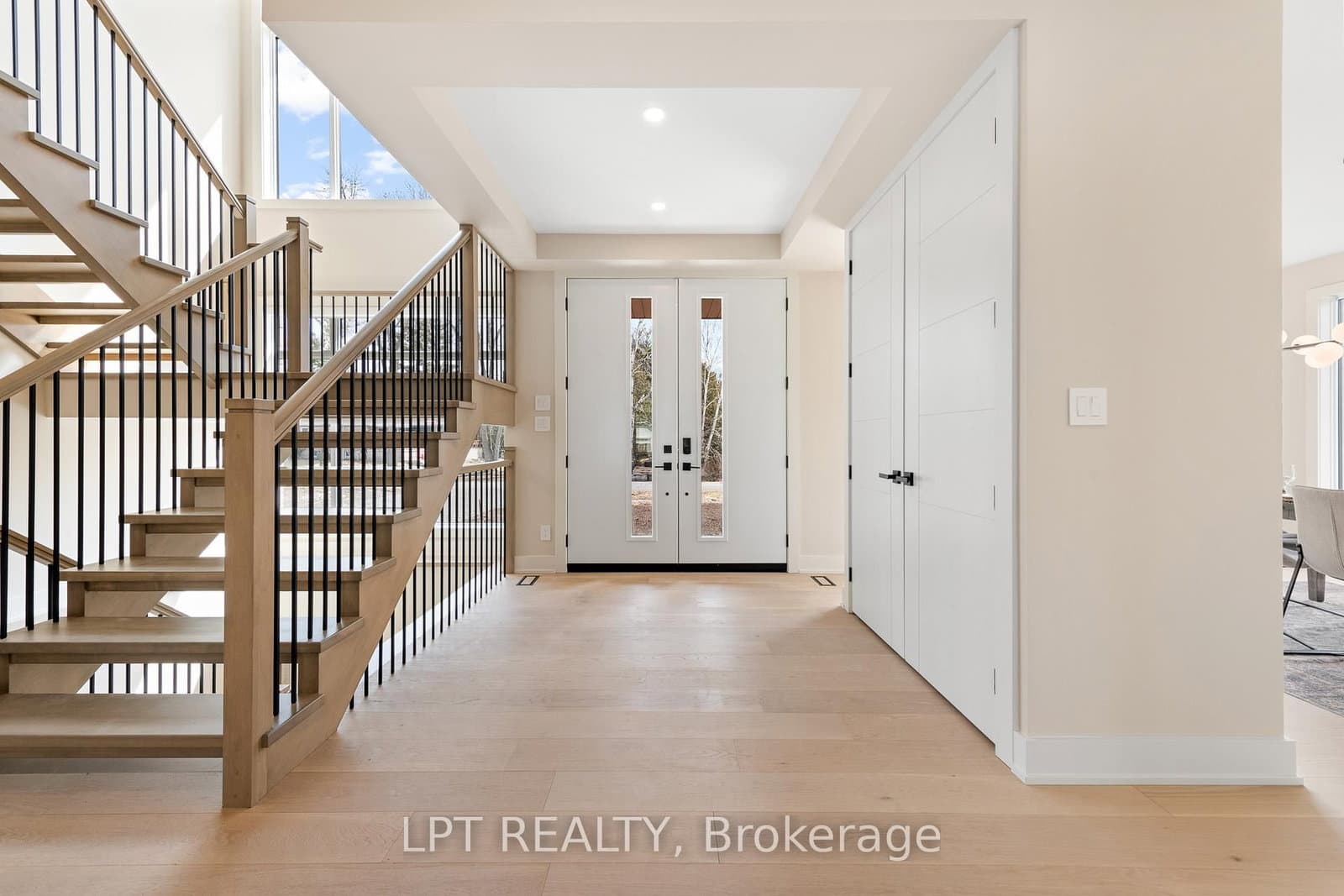 400 Ashbee Court, Ottawa, ON — photo 2