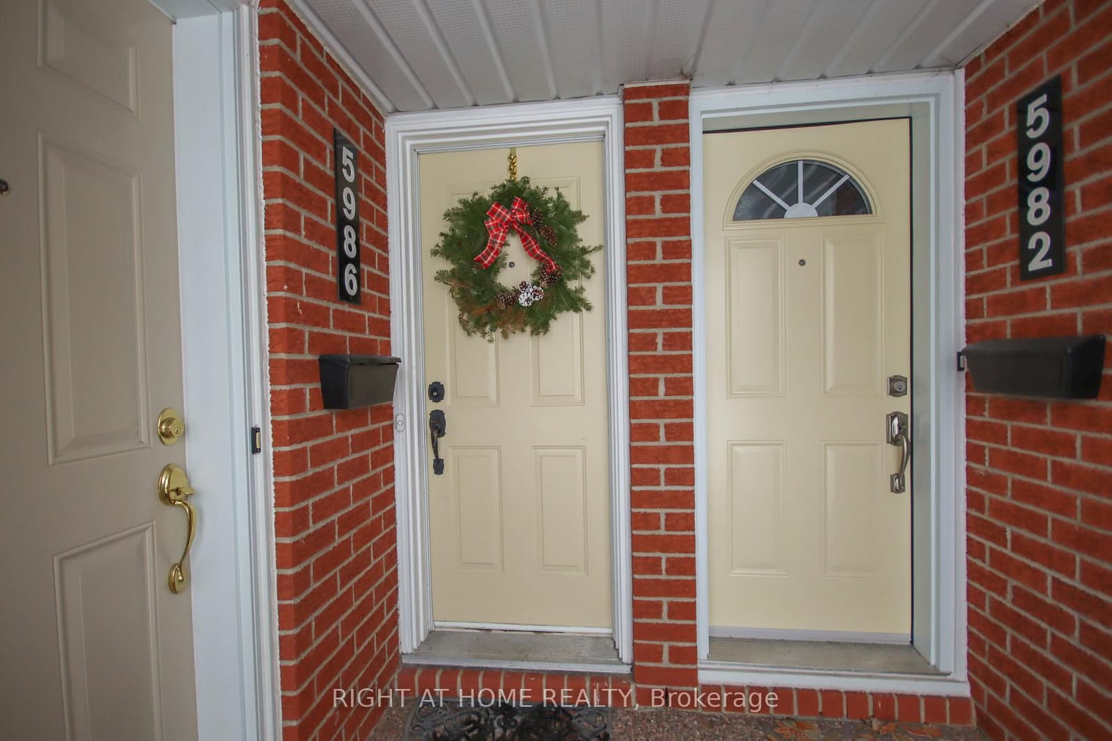 5986 Red Willow Drive, Ottawa, ON — photo 2