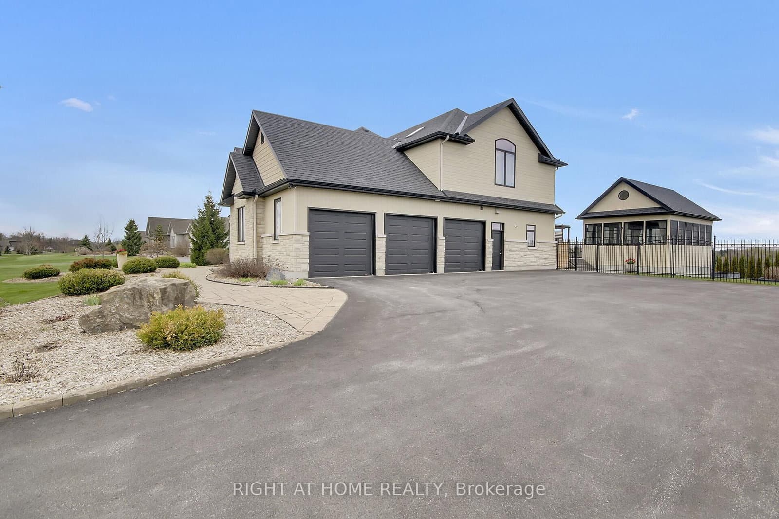 105 Ravenview Way, Kanata, ON — photo 2