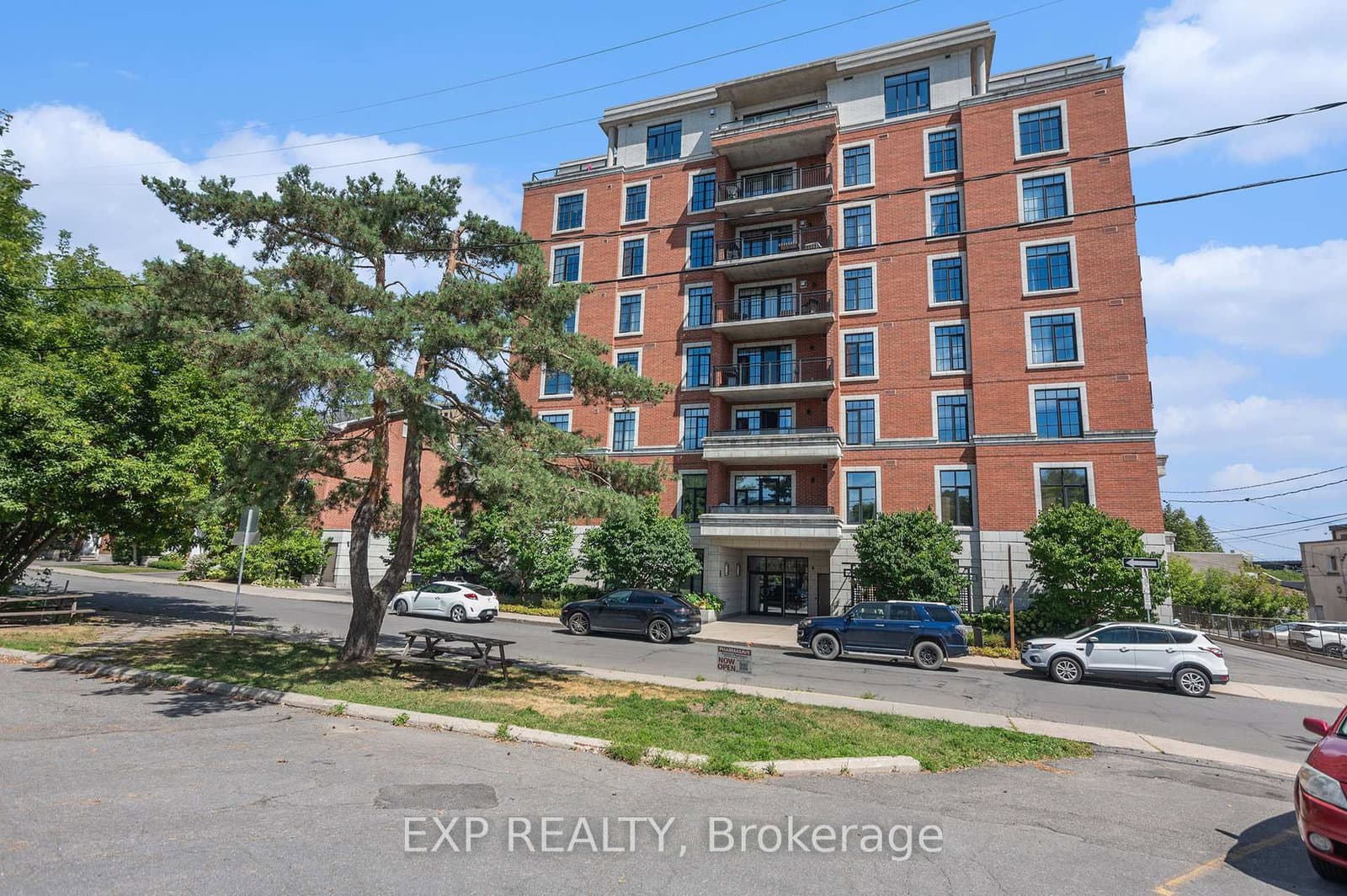 403 - 327 Breezehill Avenue, Ottawa, ON