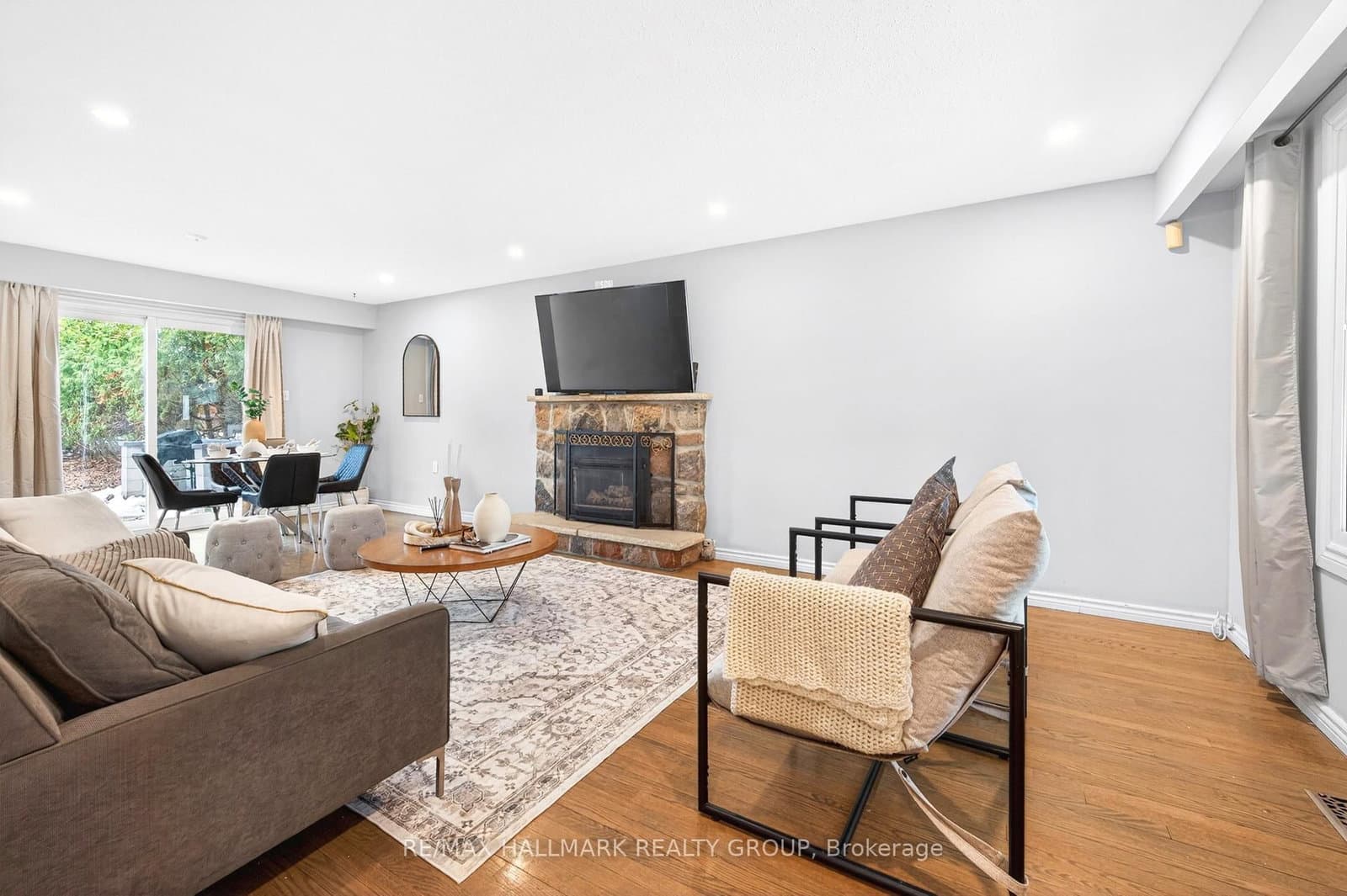 1930 Southampton Court, Ottawa, ON — photo 2