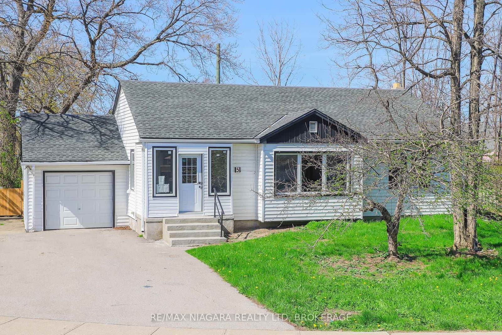 5 Meadowvale Drive, St. Catharines, ON