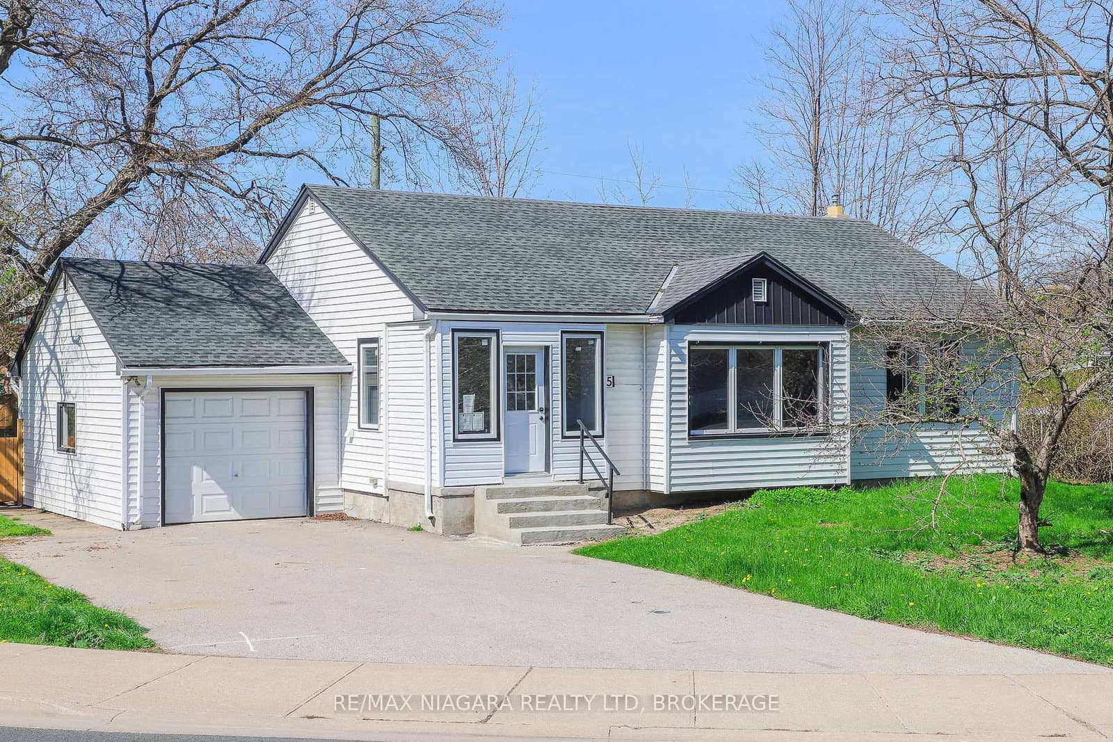 5 Meadowvale Drive, St. Catharines, ON — photo 2