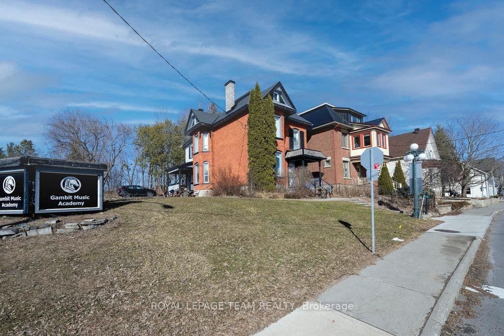 422 Donald B Munro Drive, Carp, ON — photo 2