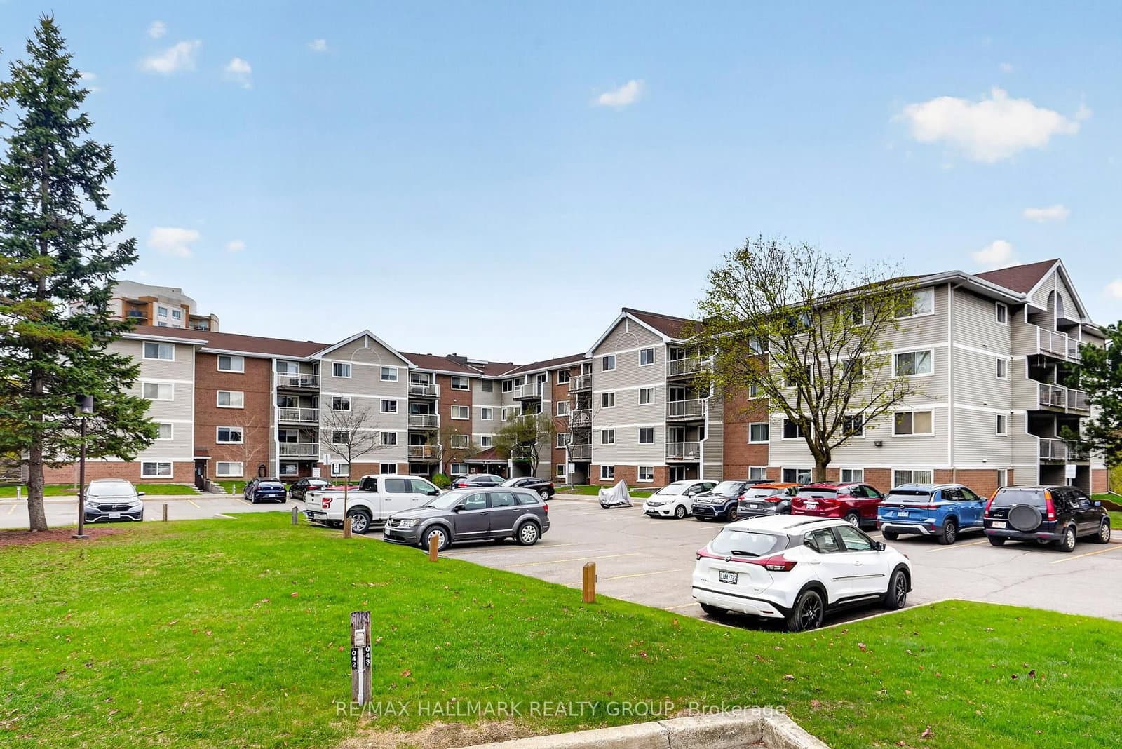 214 - 270 Brittany Drive, Ottawa, ON — photo 2