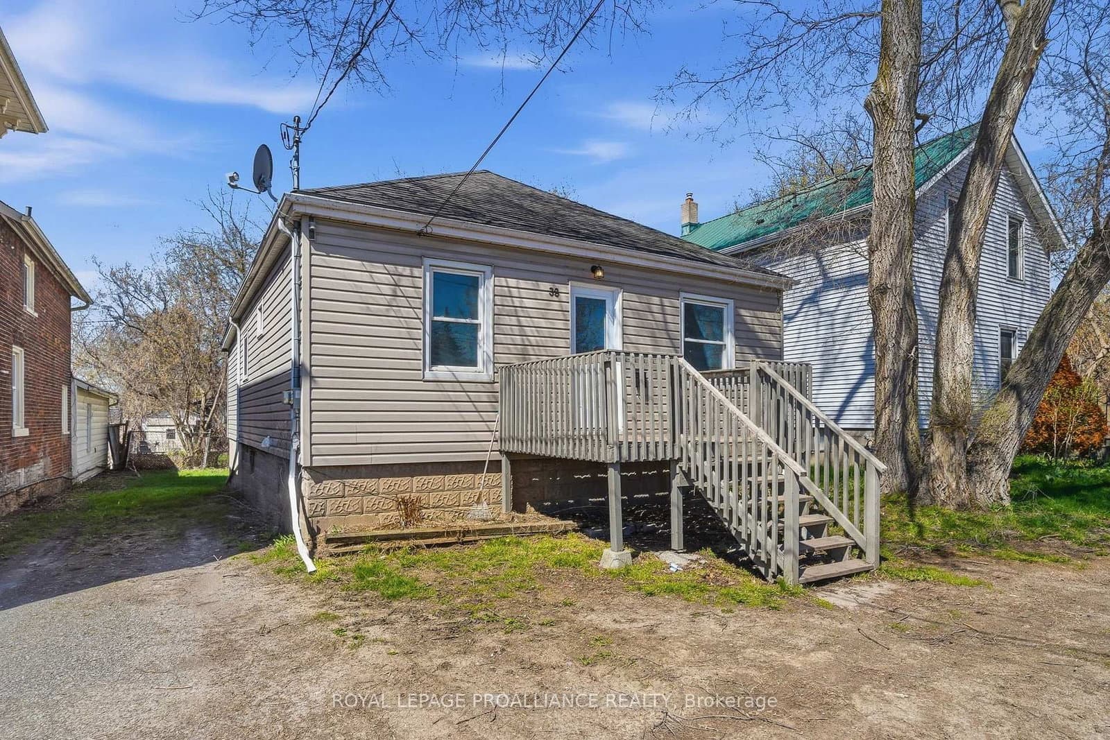 38 Oak Street, Belleville, ON — photo 2