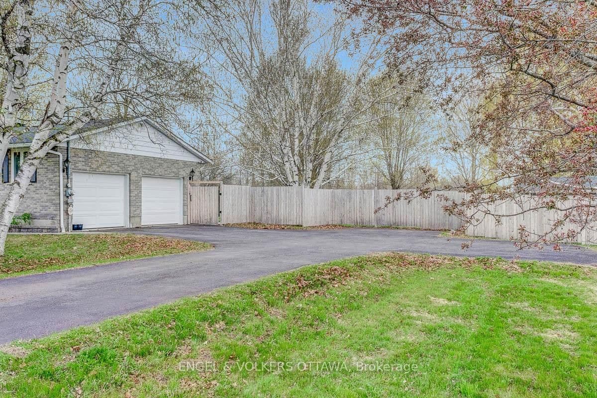 2963 Roger Stevens Drive, North Gower, ON — photo 2