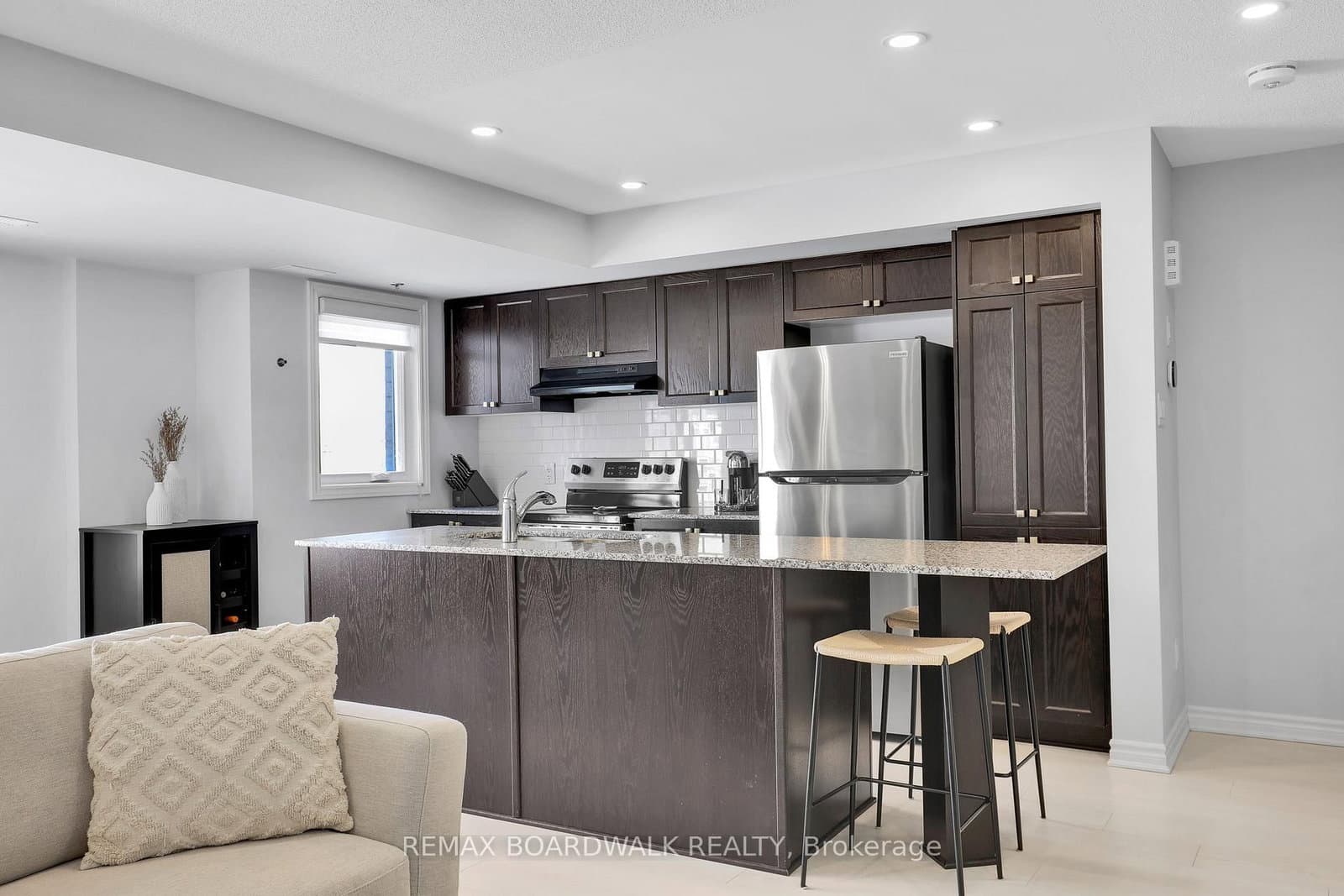 810 Mikinak Road, Ottawa, ON — photo 2