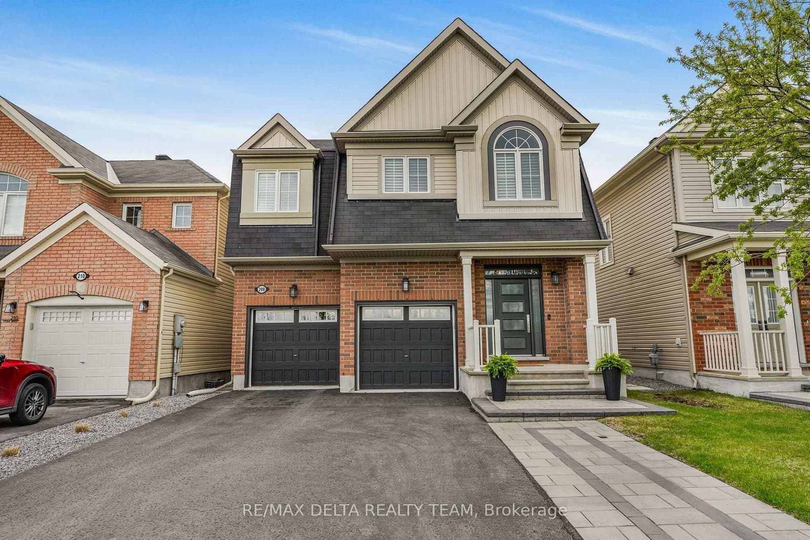 208 Serra Ridge, Ottawa, ON