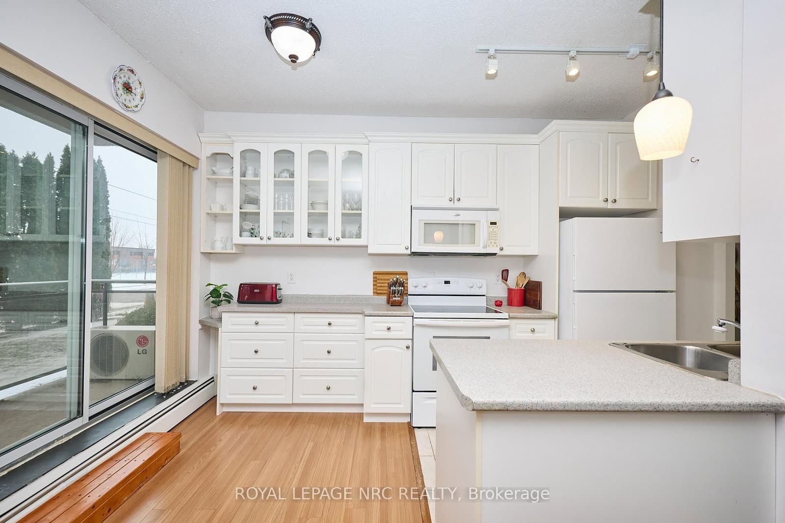 101 - 6390 Huggins Street, Niagara Falls, ON — photo 2