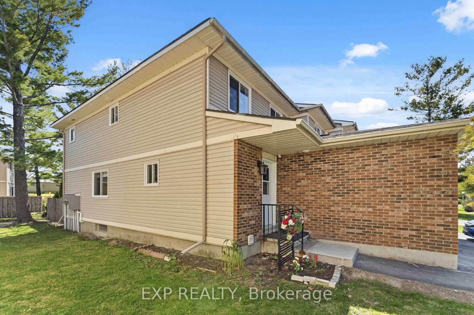 D - 146 Valley Stream Drive, Ottawa, ON — photo 2