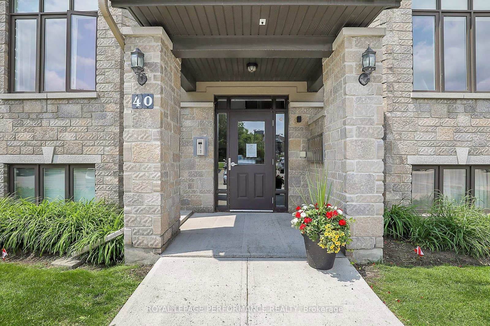 2 - 40 Prestige Circle, Ottawa, ON — photo 2