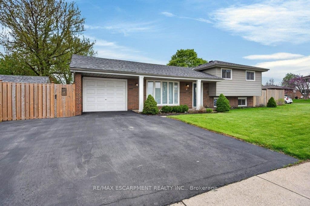 4 Camelot Drive, Hamilton, ON — photo 2