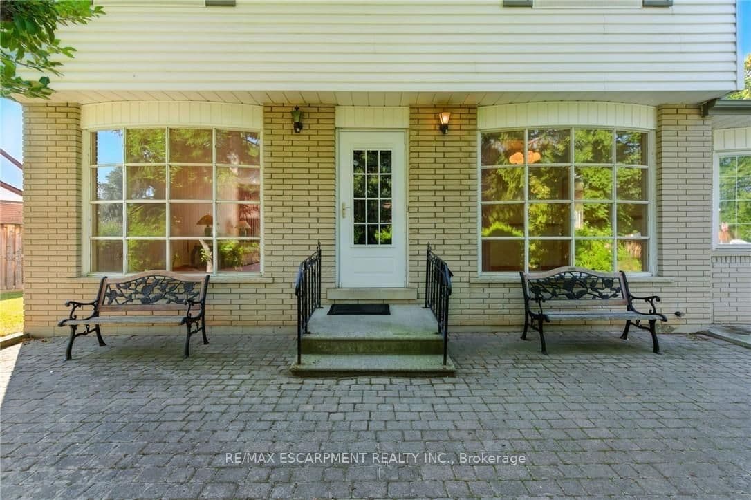 18 Jasper Drive, Hamilton, ON — photo 2