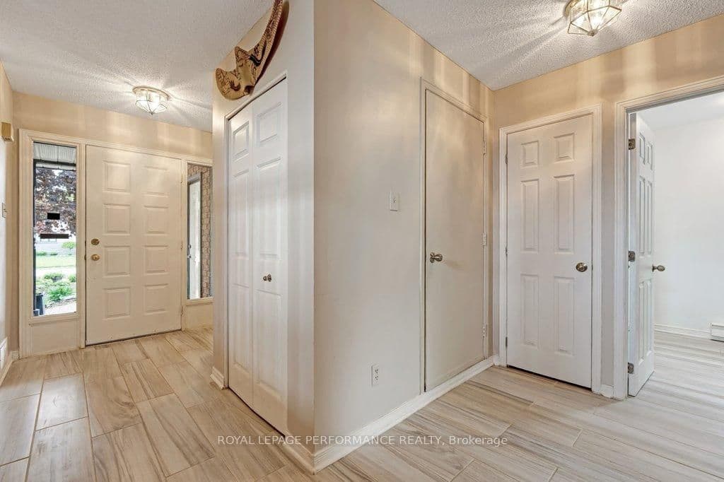 1587 Maxime Street, Ottawa, ON — photo 2