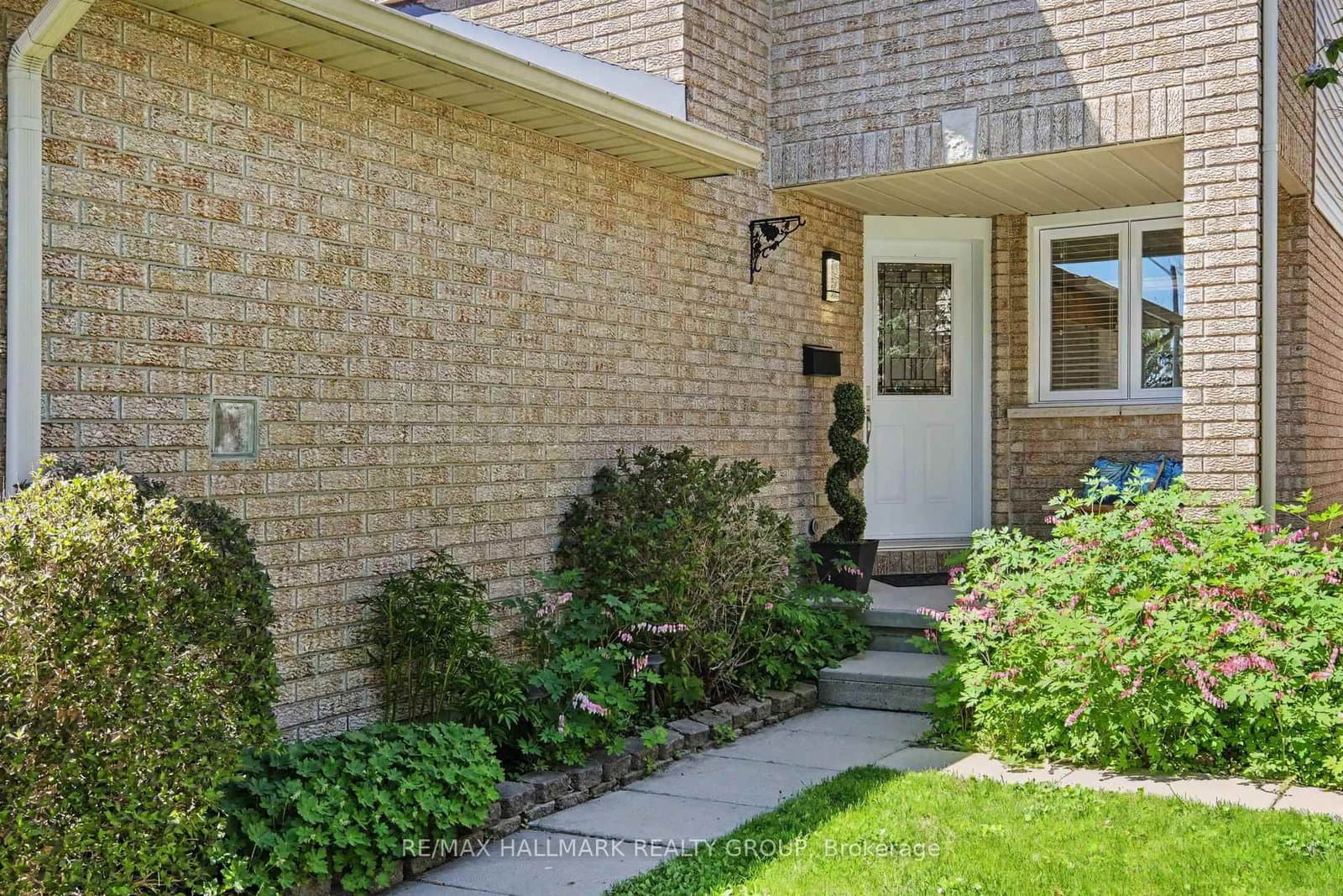 176 Hunterswood Crescent, Ottawa, ON — photo 3