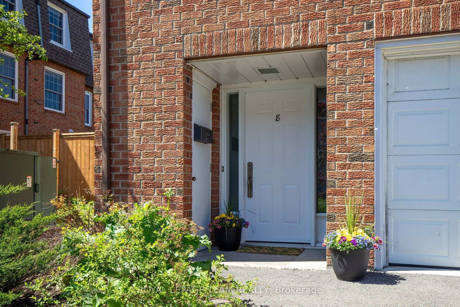 8 Moorside Private, Ottawa, ON — photo 2