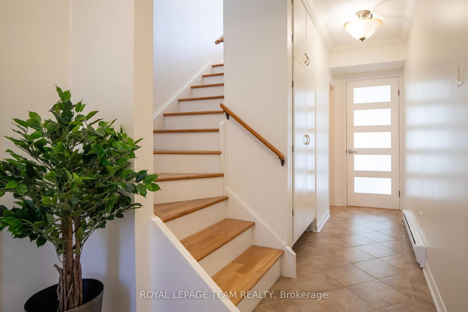 8 Moorside Private, Ottawa, ON — photo 3