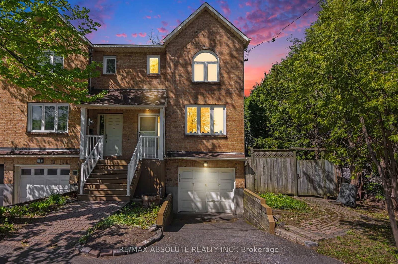 700 Tweesdmuir Avenue, Ottawa, ON