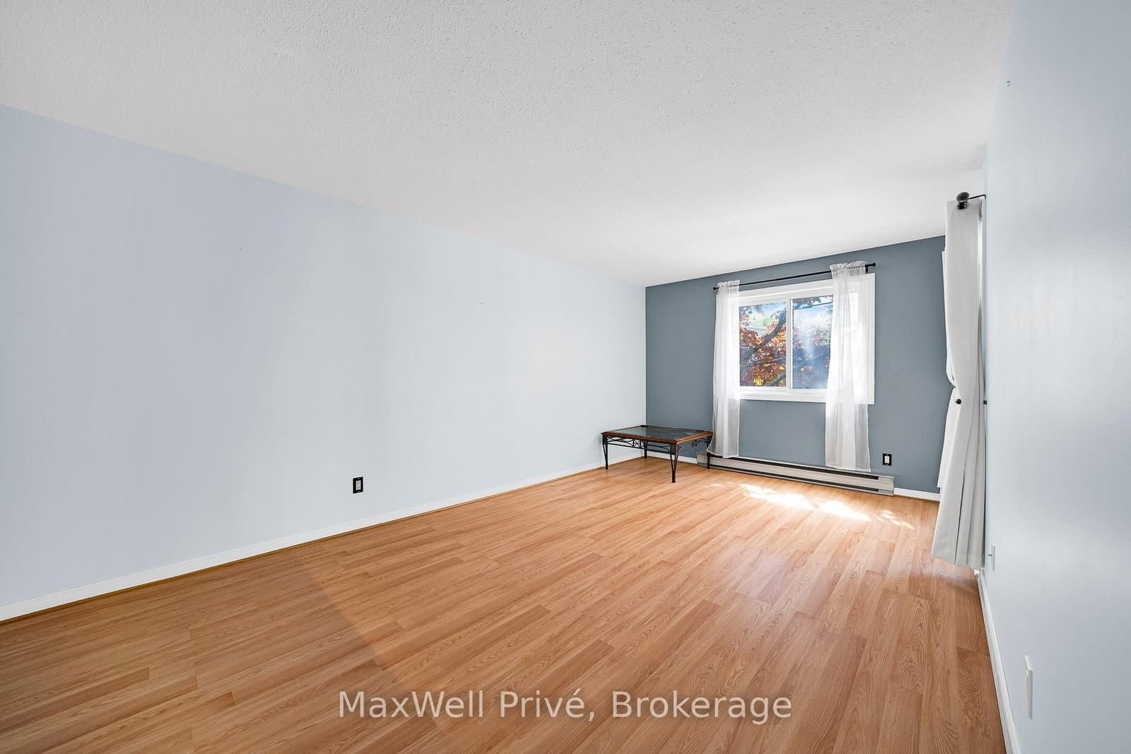 218 - 250 Brittany Drive, Ottawa, ON — photo 2