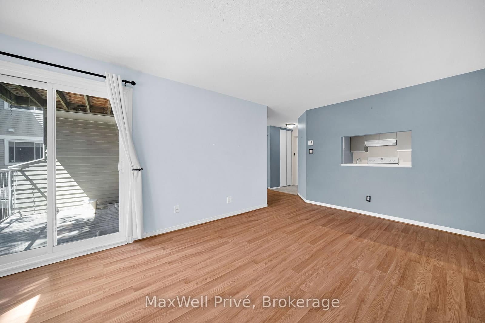 218 - 250 Brittany Drive, Ottawa, ON — photo 3